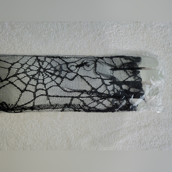 Long black lace spiderweb fingerless gloves - Picture 3 of 5